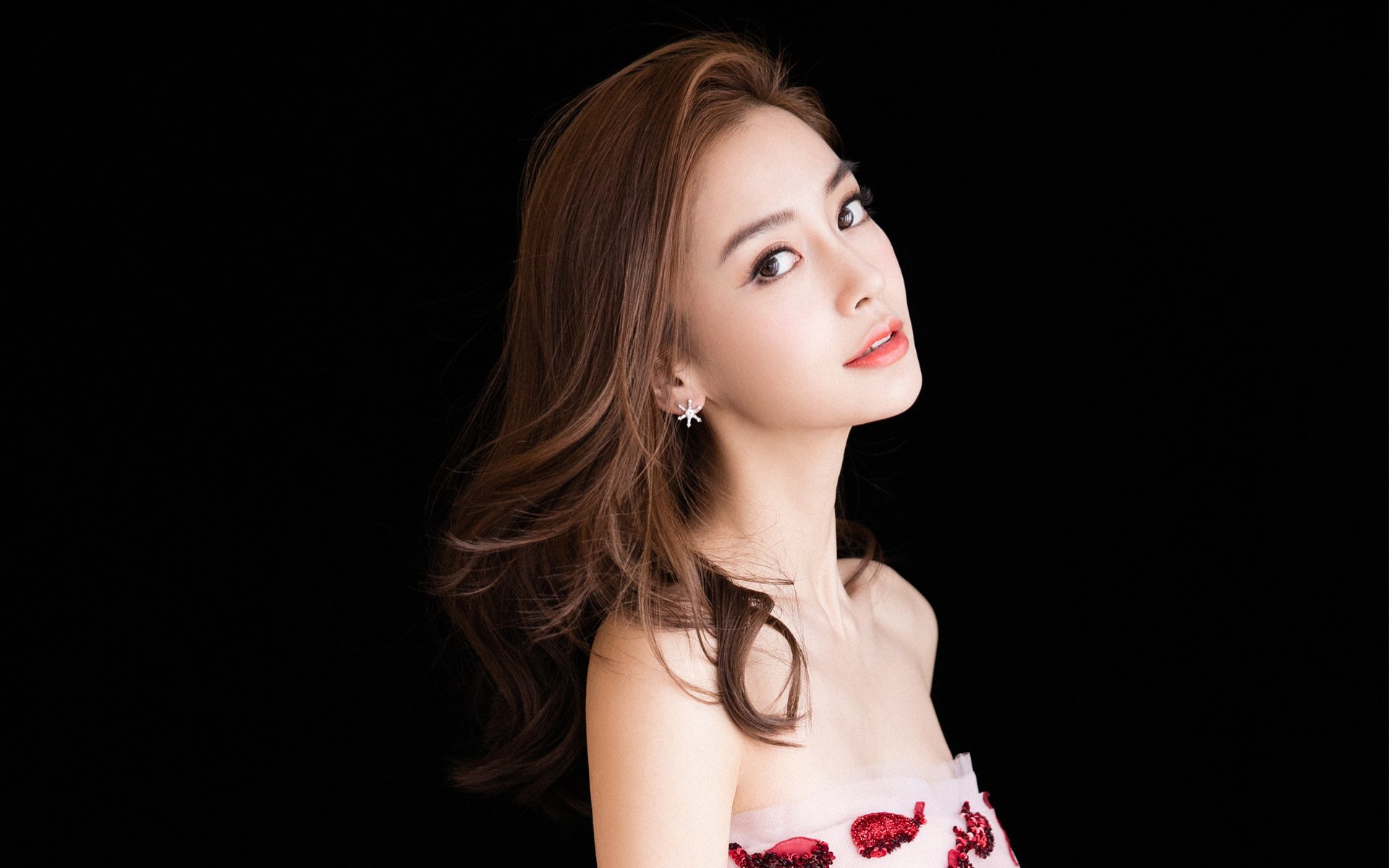 “战术调整逆转局势：教练用脑术让比赛走向新时代”，战术头脑