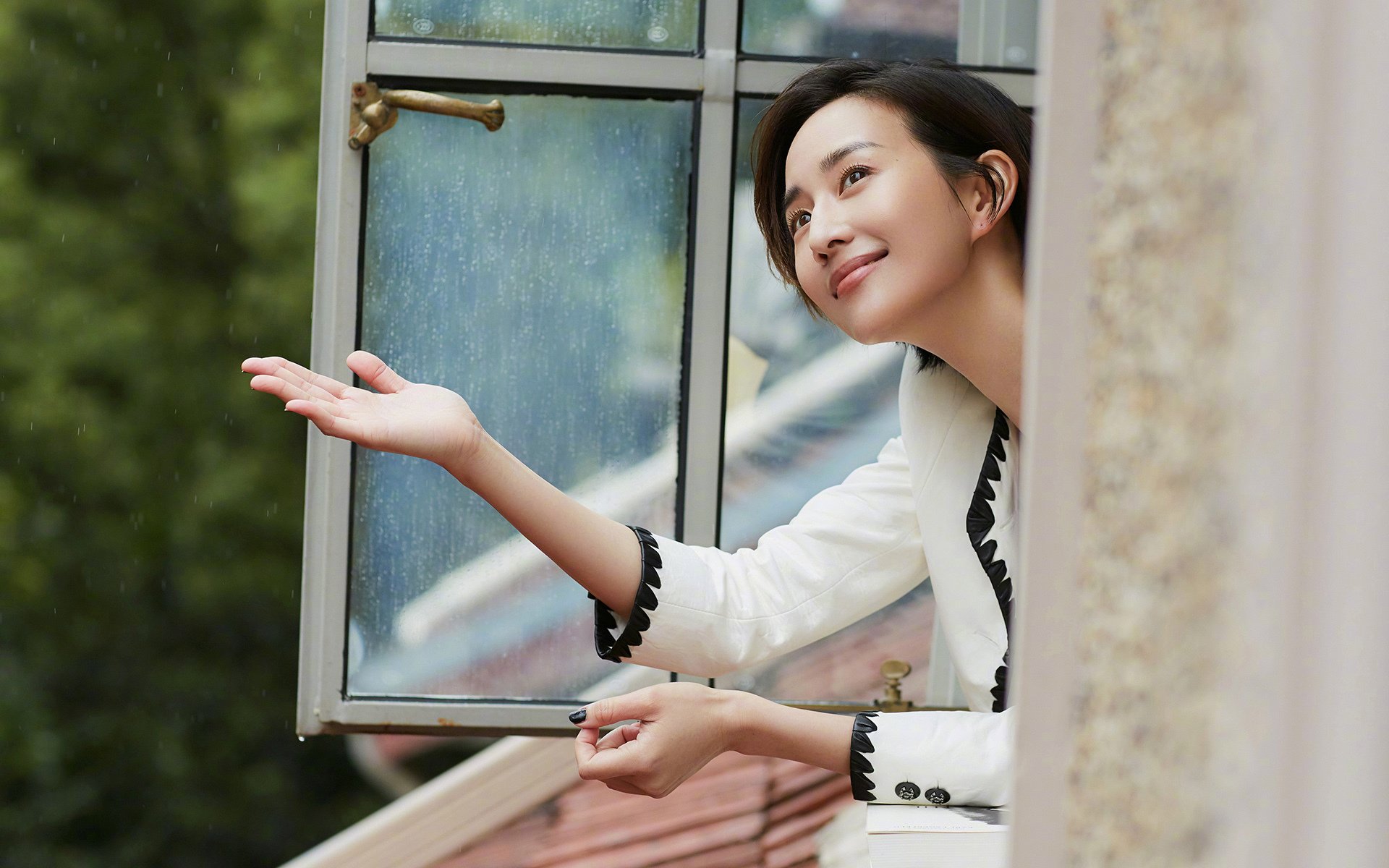 “东安湖赛场：飞扬的风帆与激情的竞技”